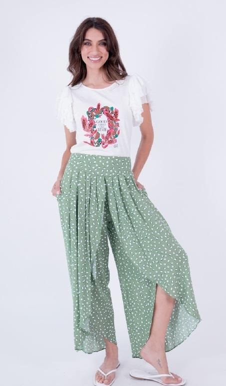 Imatge de model lluïnt un Pantaló Wilde, disponible a Glow Glam, botiga de roba a Balaguer.